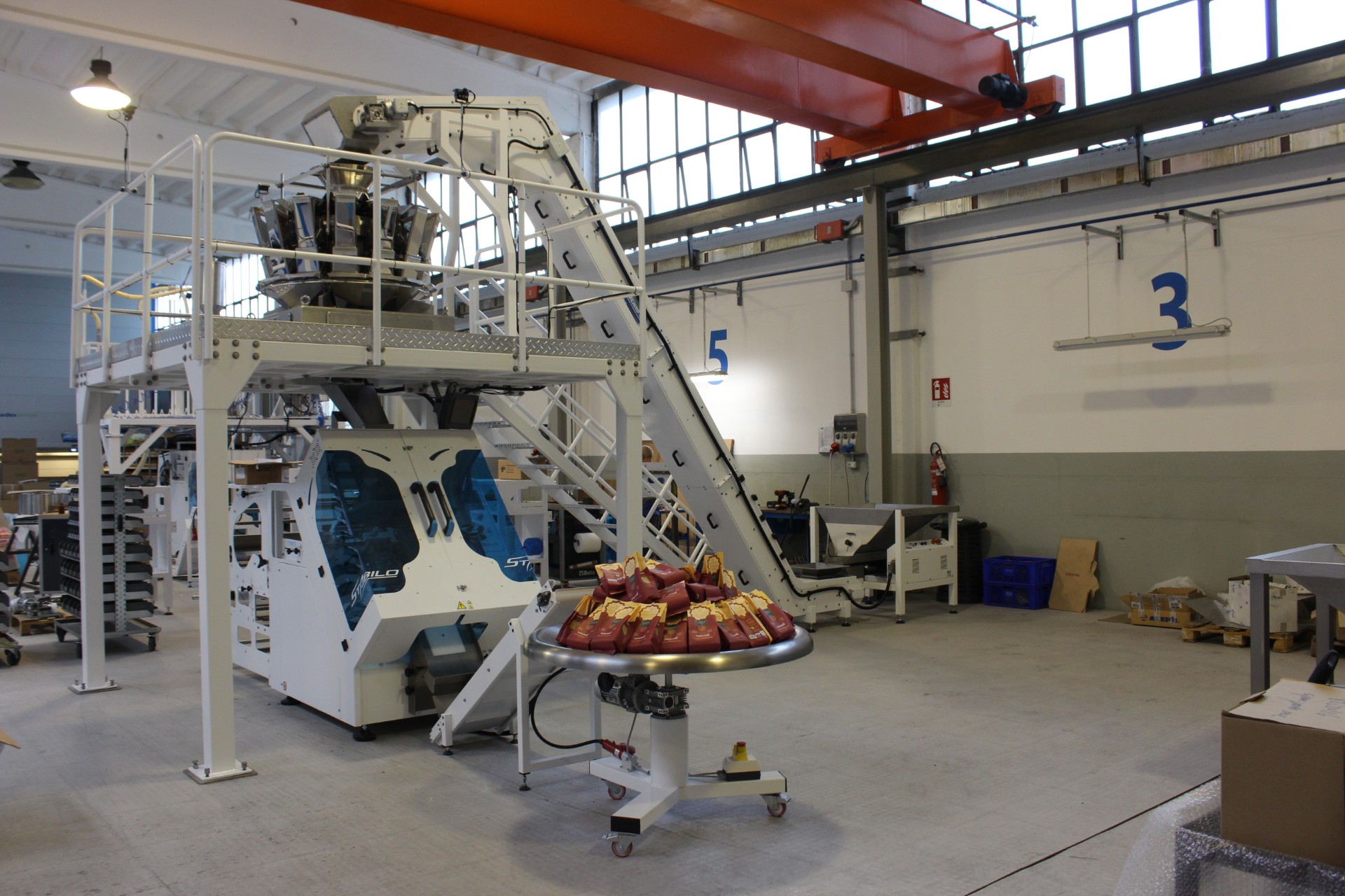 Vertikalno packaging machines in operation
